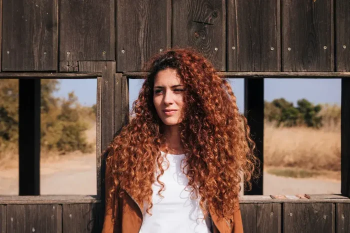 mujer-cabello-rizado-rojizo