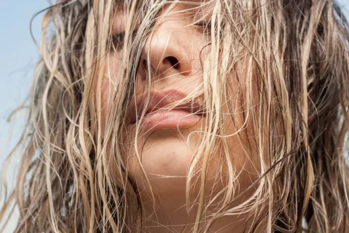 mujer-rubia-cabello-rizado